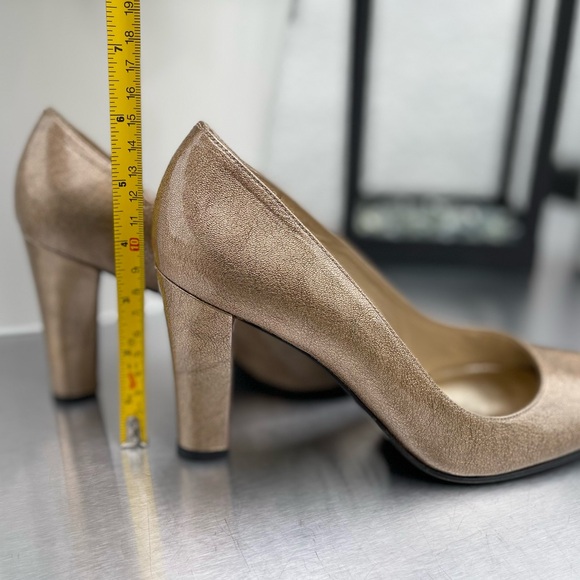 NEW ⭐️ Stuart Weitzman Gold Patent Leather Square Shaped Peep Toe Pumps - Picture 6 of 6